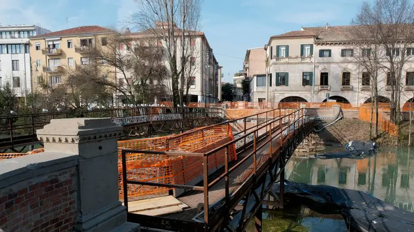 Il cantiere del ponte tra riviera Paleocapa e piazza Delia (foto Fossella/agenzia Bianchi)