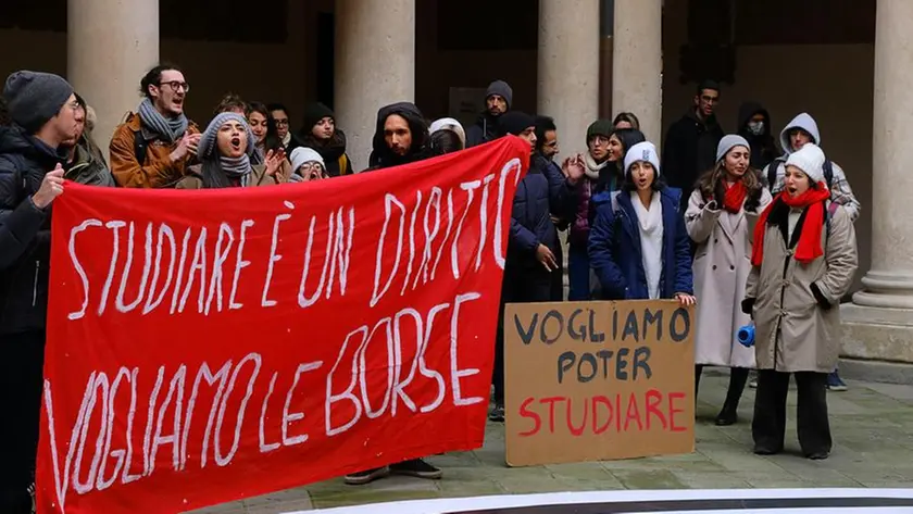 Una manifestazione studentesca per le borse di studio (foto Bianchi)