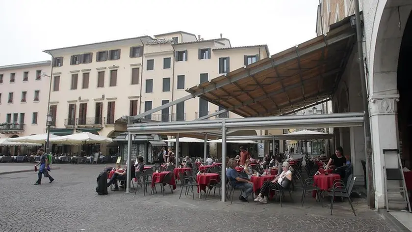 Piazza dei Frutti dove è stato scoperto l’abuso edilizio (foto Bianchi)