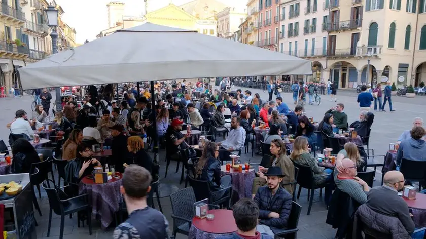 I locali delle piazze calamitano molti consumatori (foto Bianchi)