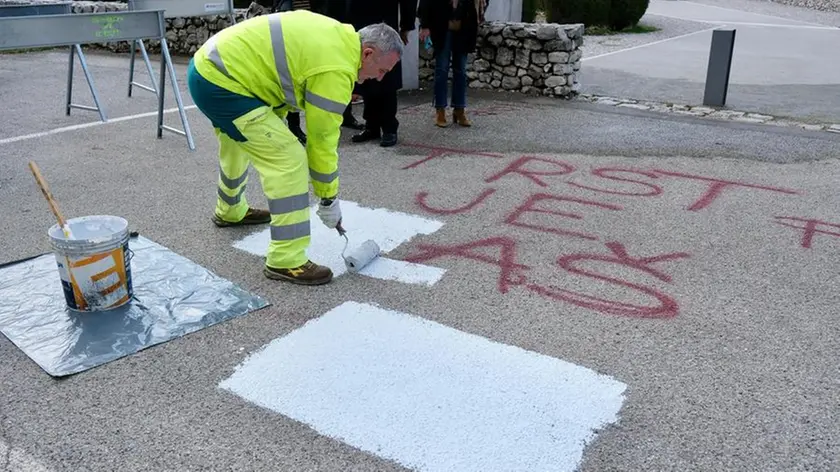 Impossibile pulire le scritte: sono state cancellate manualmente con la pittura da parte degli operai