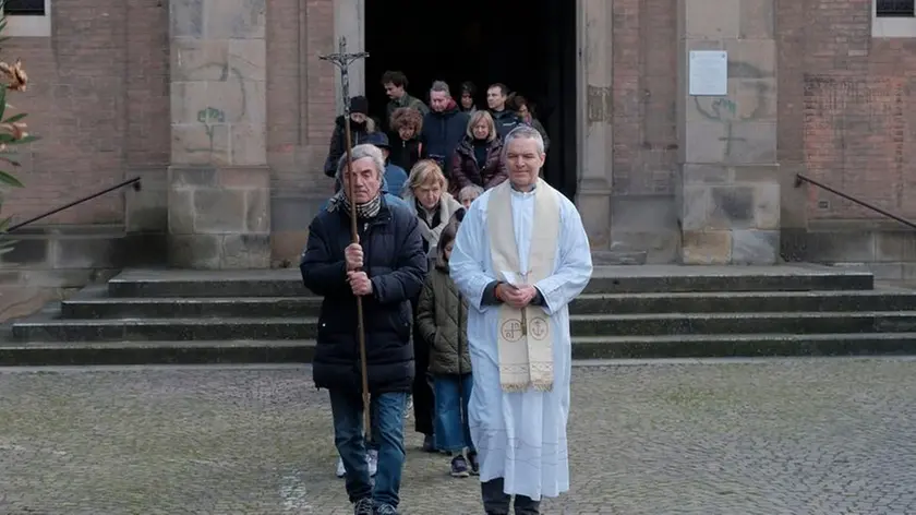 Don Luca Facco apre la processione alle Cucine popolari per aprire l'anno giubilare