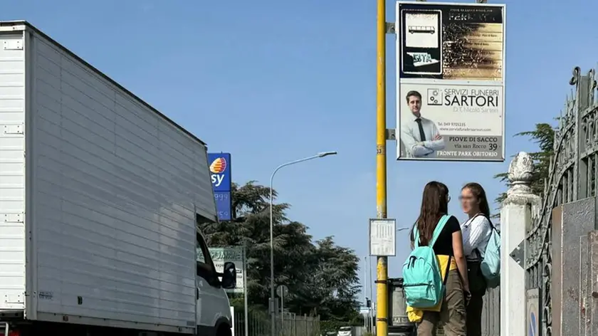 Due studentesse a una fermata BusItalia