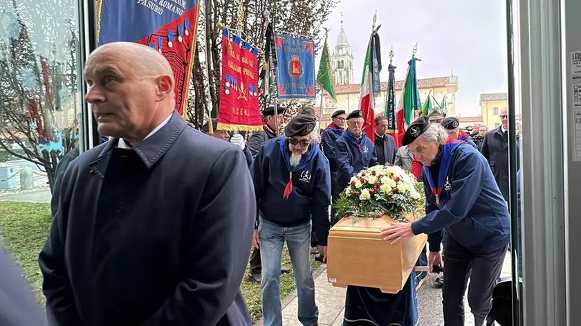 L'ingresso del feretro di Enrico Vanzini (foto Piran)