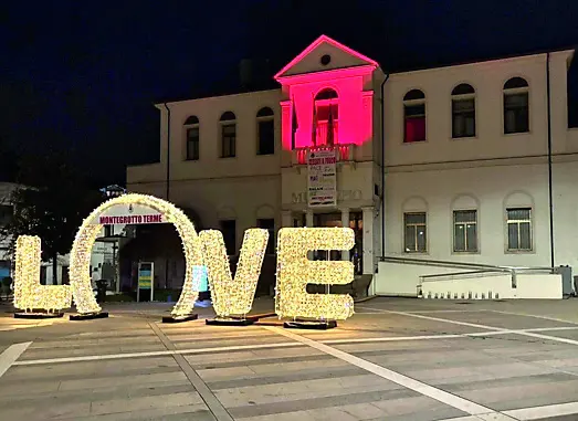 L’installazione davanti al municipio di Montegrotto