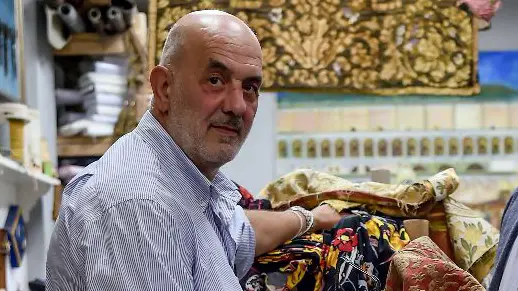Massimo Bevilacqua nel suo negozio di tessuti in via Breda