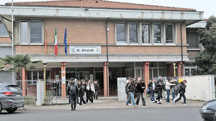 L’istituto scolastico “Girardi” a Cittadella nell’orario di fine lezioni (foto Piran)