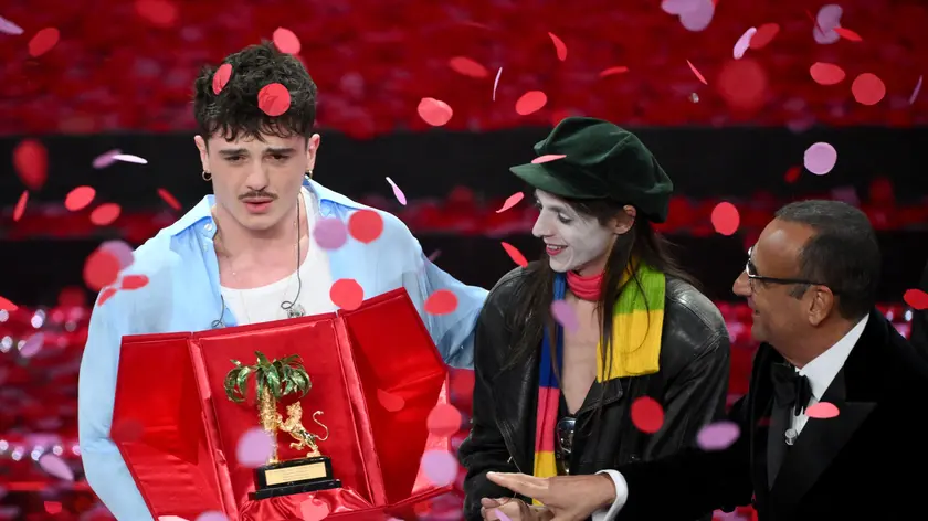 Olly con il premio di Sanremo e con lui Lucio Corsi e Carlo Conti