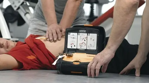 Un'esercitazione con il defibrillatore