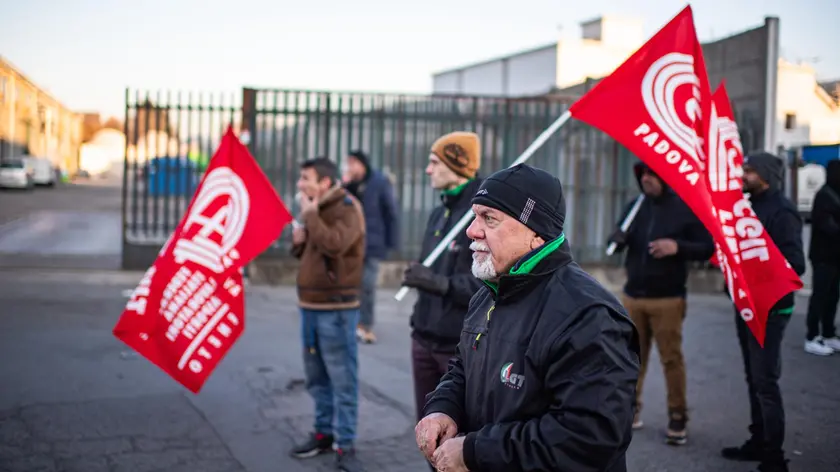 Un presidio dei lavoratori dell'azienda di logistica Lgt Italia