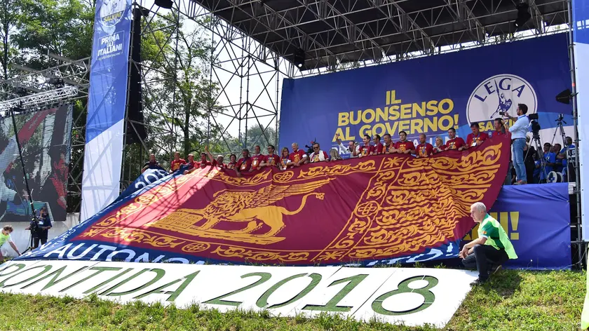 Il bandierone del Leone di San Marco a un raduno di Pontida