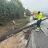 Il carico caduto dal camion in via Peagnola