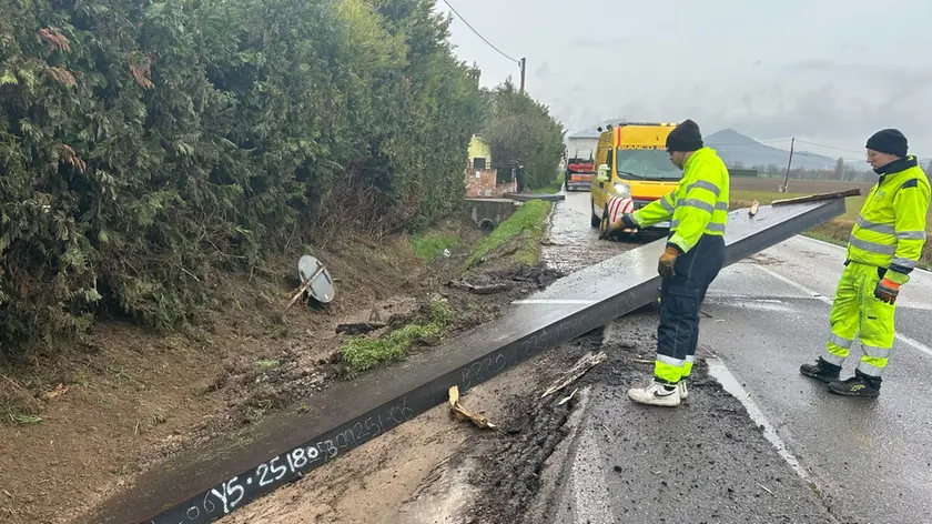 Il carico caduto dal camion in via Peagnola