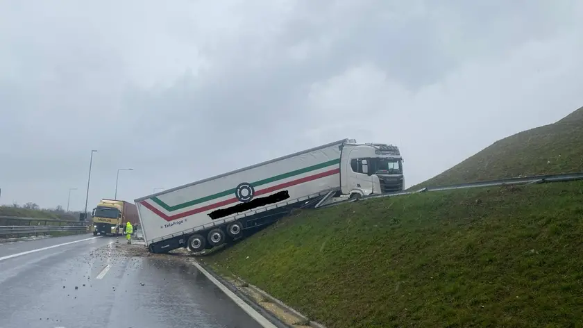 Il camion coinvolto nell'incidente in A23