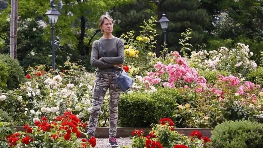 Liliana Resinovich fotografata dal marito nel roseto del parco di San Giovanni