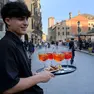 Un cameriere in piazza dei Signori a Padova (foto Bianchi)