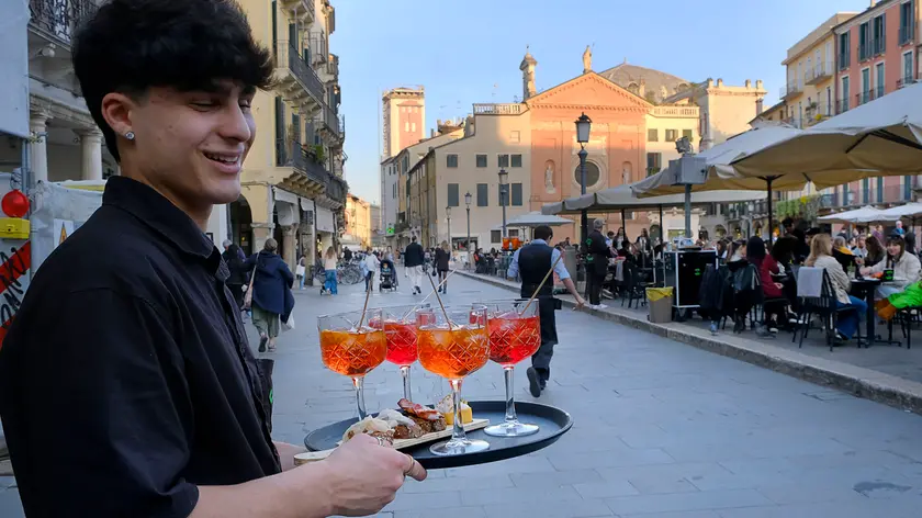 Un cameriere in piazza dei Signori a Padova (foto Bianchi)