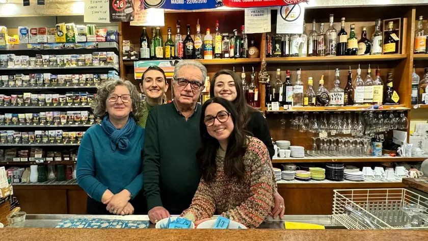 Bruno Beltramello per tutti “Cio Cordaro” con la moglie e le figlie nel Bar della Stazione di Cittadella