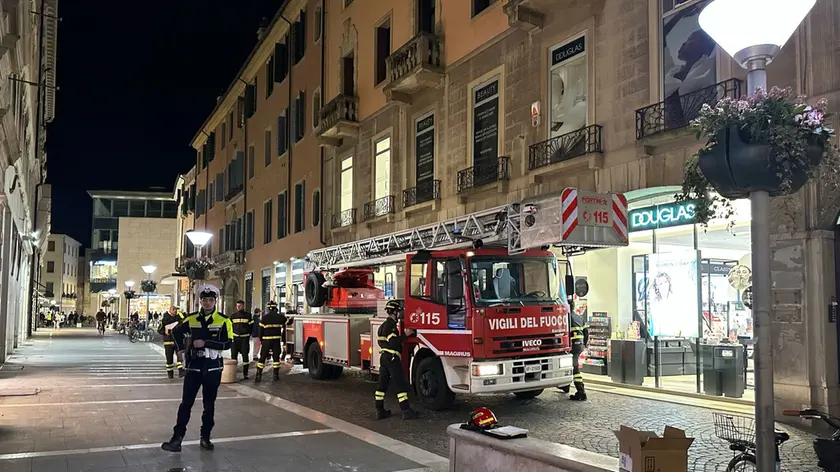 La polizia locale ha chiuso il passaggio nell'area interessata dal crollo