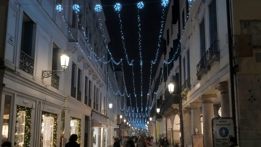 Le luminarie di Natale in via Roma (foto Bianchi)