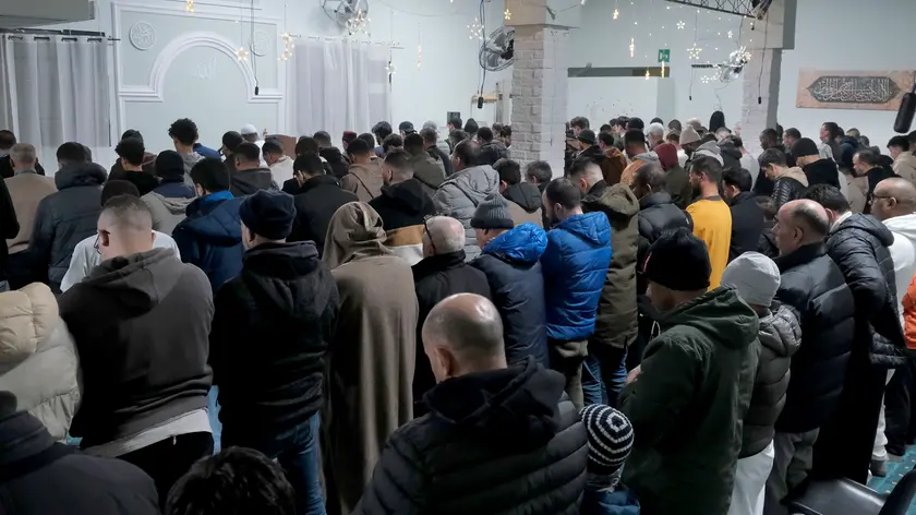 La preghiera di fine digiuno giornaliero nel centro islamico Al Farouq nell’Ansa Borgomagno (foto Bianchi)