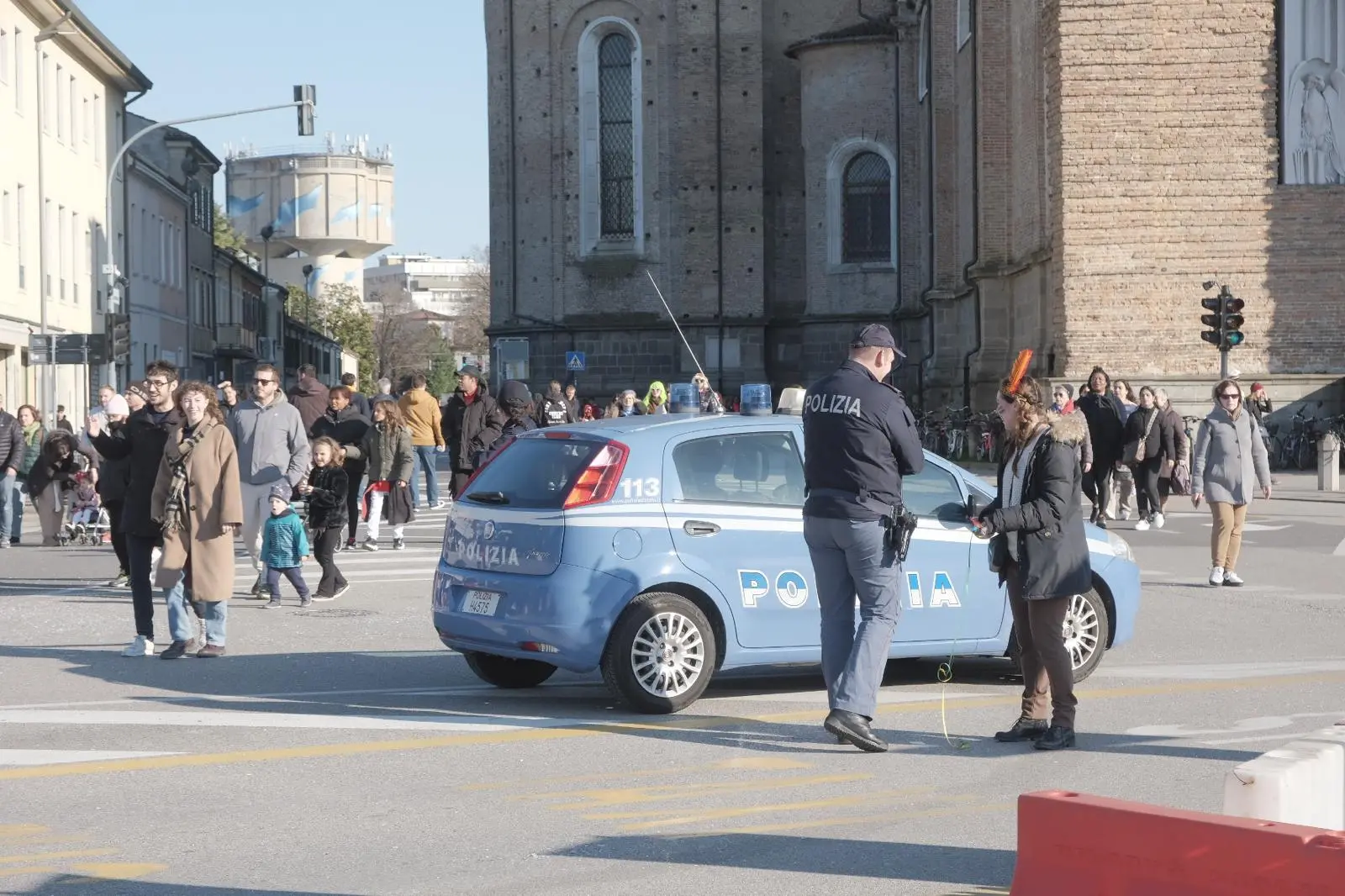 Un posto di blocco della polizia in uno dei varchi di Prato della Valle