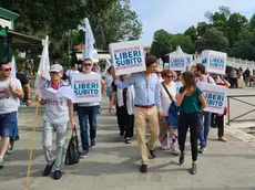 Marco Cappato, Elena Ostanel e gli attivisti di Liberi subito alla consegna delle firme per la legge sul fine vita