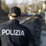 Un agente della Polfer controlla i binari della stazione di Padova