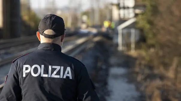 Un agente della Polfer controlla i binari della stazione di Padova