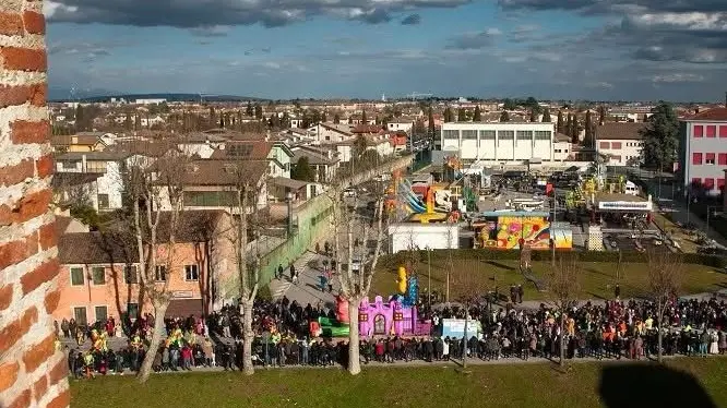 Il Carnevale di Cittadella e, sullo sfondo, il luna park in cui si è consumata l’aggressione