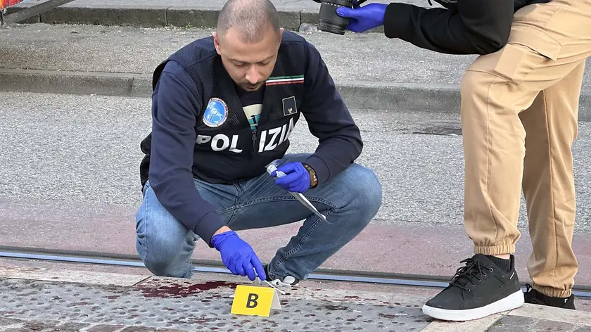 I rilievi della polizia sul luogo dell’accoltellamento alla fermata del tram