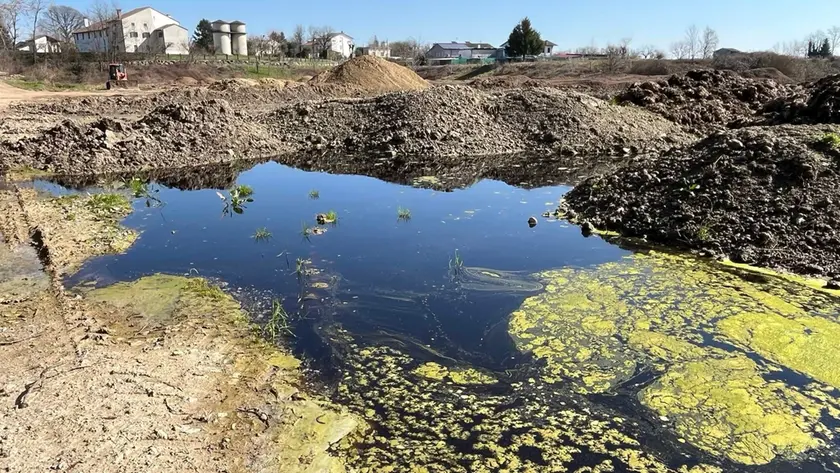 In foto, gli sversamenti nella cava