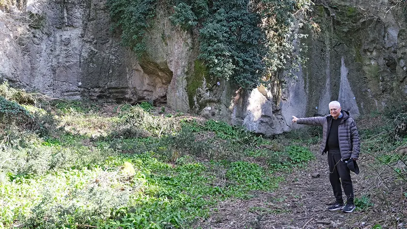 Elvio Cognolato indicata l’area, nel parco di Villa Draghi, in cui si trova la cava utilizzata in epoca romana (foto Piran)