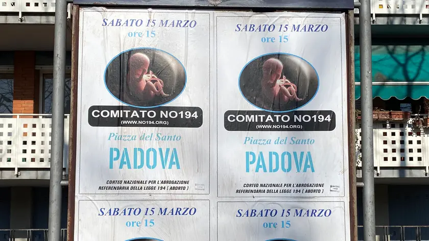 I manifesti antiabortisti appesi in città che annunciano il corteo (foto Bianchi)