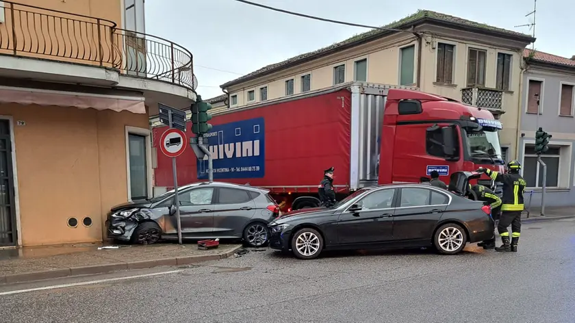 L'incidente tra la Ford e la Bmw (foto Simone Marchetto)