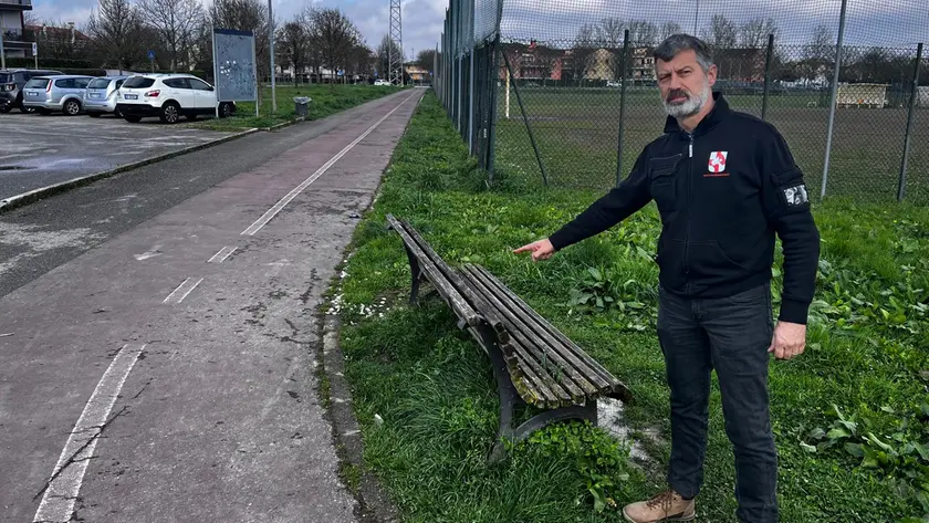 Claudio Vesentini mostra il luogo dell'aggressione