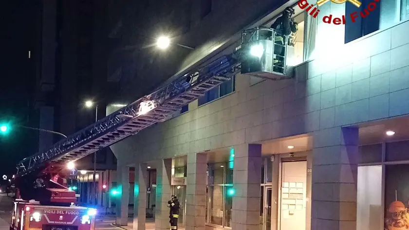 L'intervento in via Gozzi per liberare la donna (foto vigili del fuoco)