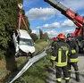 Le operazioni di recupero dell'auto (foto Piran)