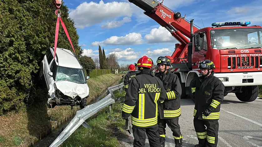 Le operazioni di recupero dell'auto (foto Piran)