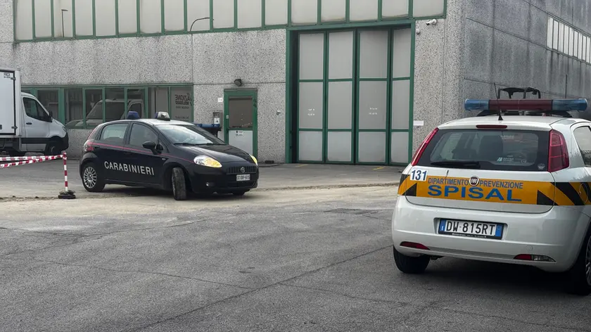 Spisal e carabinieri sul luogo dove è avvenuto un incidente sul lavoro (foto Pòrcile)