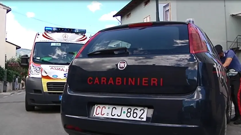 L'uomo è stato bloccato dai carabinieri e soccorso dal Suem (foto d'archivio)