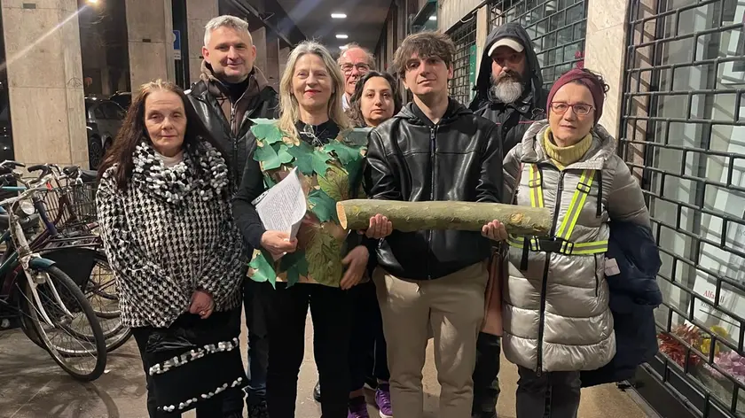 La protesta contro l'abbattimento degli alberi per far posto al cantiere del tram