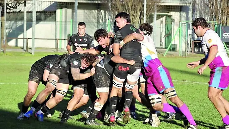 Trotta impegnato in un drive nell'ultimo match giocato dal Petrarca con le Fiamme Oro (Foto Franco Cusinato)