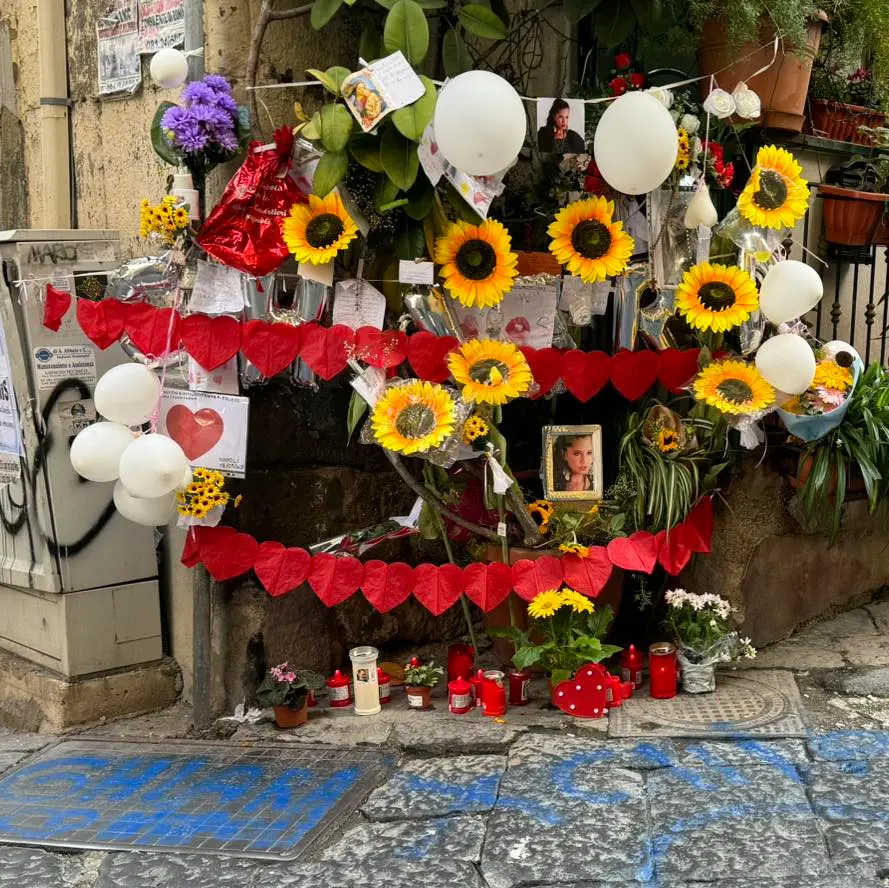 L'altarino permanente dedicato a Chiara Jaconis installato in vico Sant'Anna di Palazzo, nei Quartieri Spagnoli