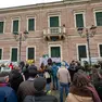 La protesta davanti al municipio di Sant’Urbano (foto Zangirolami)