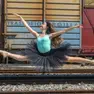 Emma Mardegan mentre danza tra i binari della stazione dei treni di Castelfranco (foto Macca)