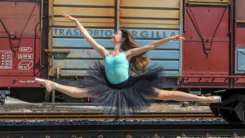 Emma Mardegan mentre danza tra i binari della stazione dei treni di Castelfranco (foto Macca)