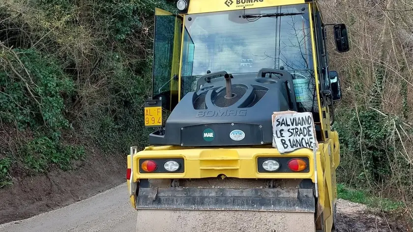 Un cartello di protesta affisso su un mezzo (foto da “Su pa i Monti”)