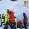 Le operazioni di salvataggio degli scialpinisti travolti dalla valanga (foto Soccorso alpino)