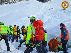 Le operazioni di salvataggio degli scialpinisti travolti dalla valanga (foto Soccorso alpino)